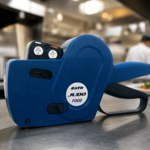 Sato Judo Food etiketteertang in professionele horecakeuken voor voedselcodering en houdbaarheidsetiketten
